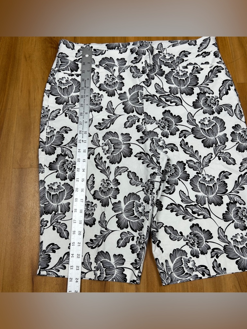 Chicos Floral Shorts Size 3 US 16 Black White Stretch Rayon Cotton Women - Picture 9 of 11